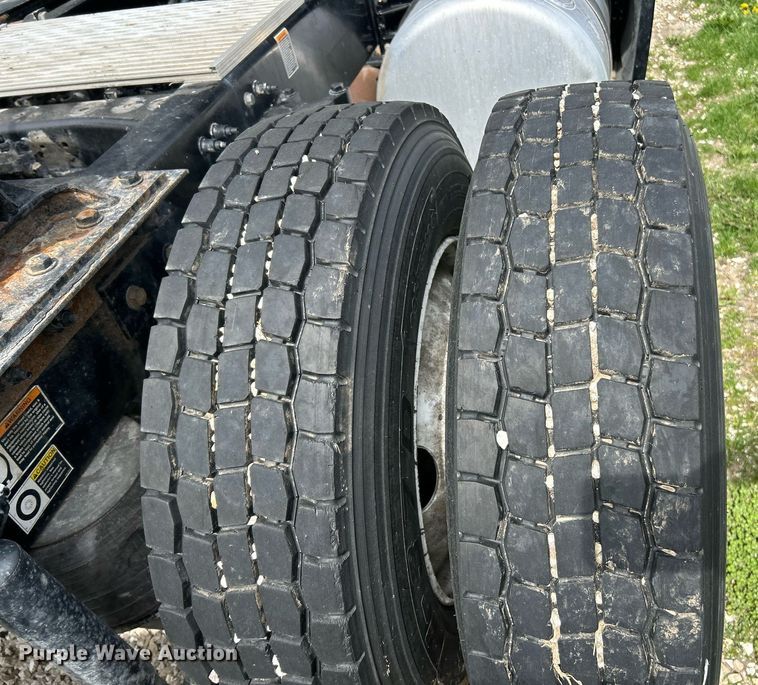 image for item EK2898 2019 Peterbilt 579 semi truck