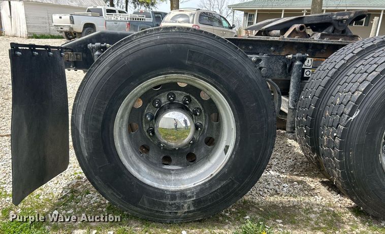 image for item EK2898 2019 Peterbilt 579 semi truck