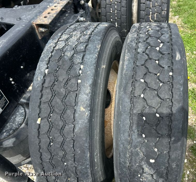 image for item EK2898 2019 Peterbilt 579 semi truck