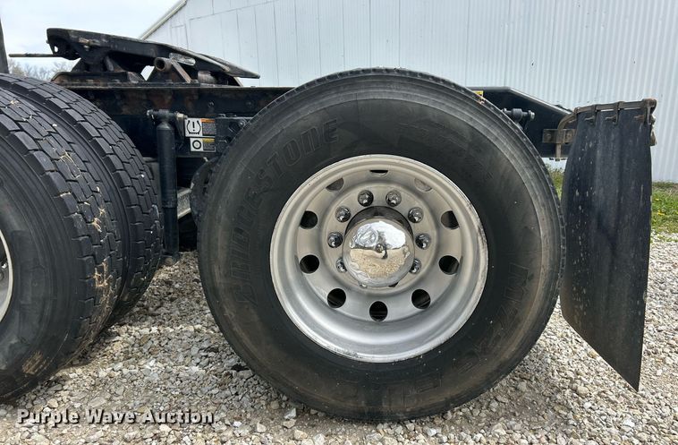 image for item EK2898 2019 Peterbilt 579 semi truck