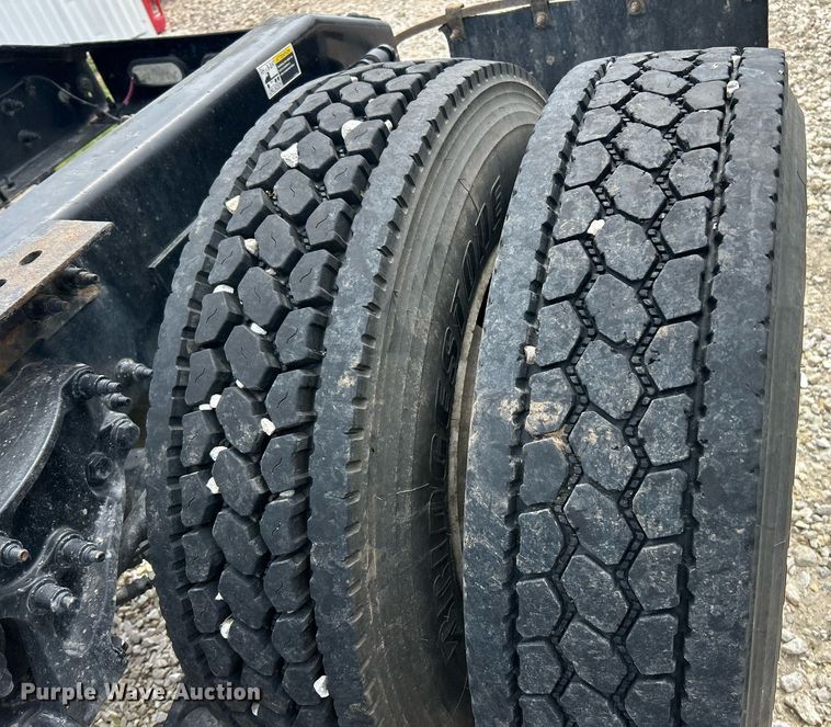 image for item EK2898 2019 Peterbilt 579 semi truck