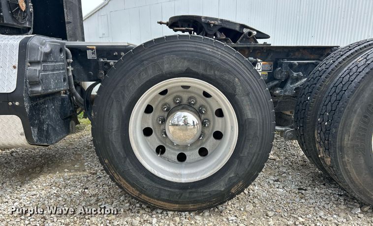 image for item EK2898 2019 Peterbilt 579 semi truck