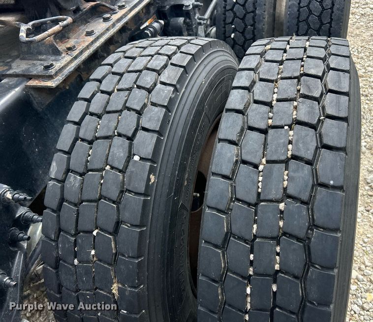 image for item EK2898 2019 Peterbilt 579 semi truck