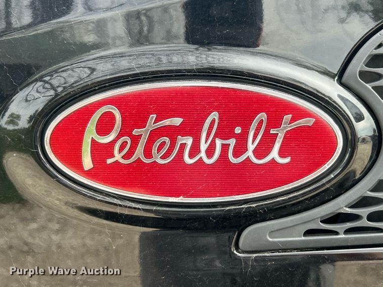 image for item EK2898 2019 Peterbilt 579 semi truck