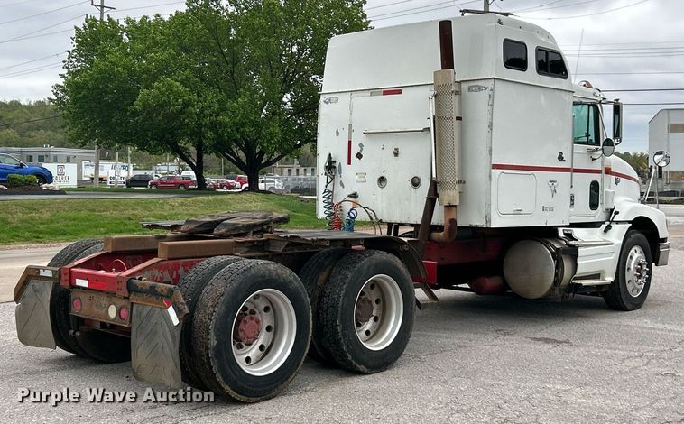 image for item EK2951 1999 International 9200 semi truck