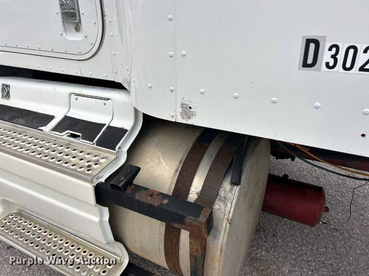 image for item EK2951 1999 International 9200 semi truck