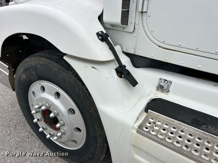 image for item EK2951 1999 International 9200 semi truck