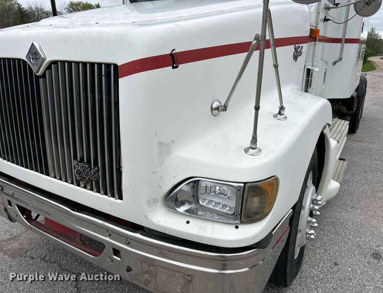 image for item EK2951 1999 International 9200 semi truck