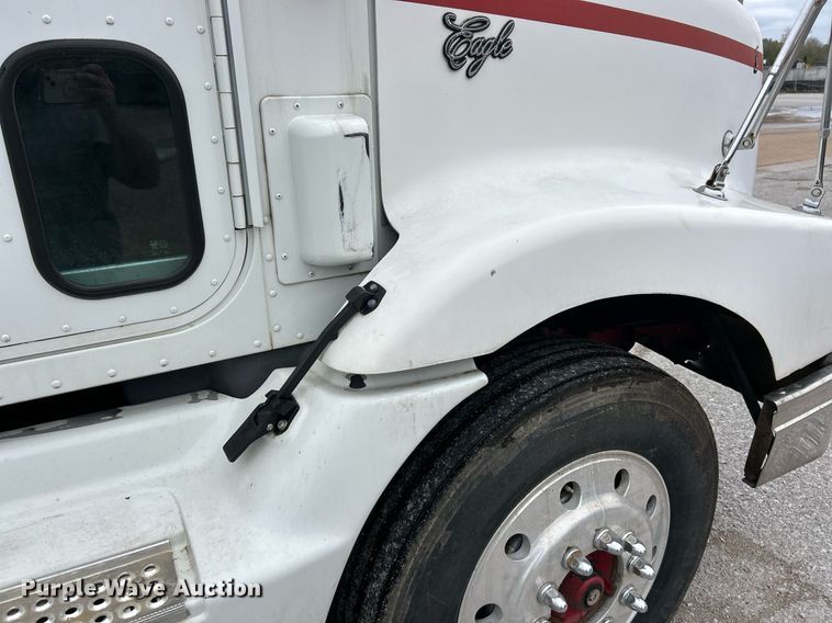 image for item EK2951 1999 International 9200 semi truck