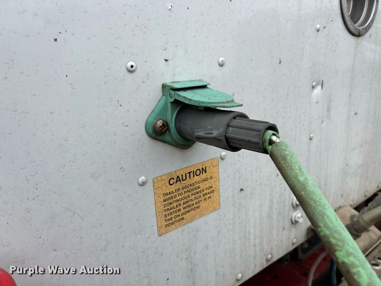 image for item EK2951 1999 International 9200 semi truck