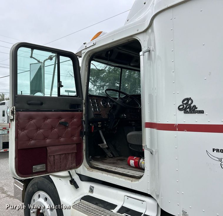 image for item EK2951 1999 International 9200 semi truck