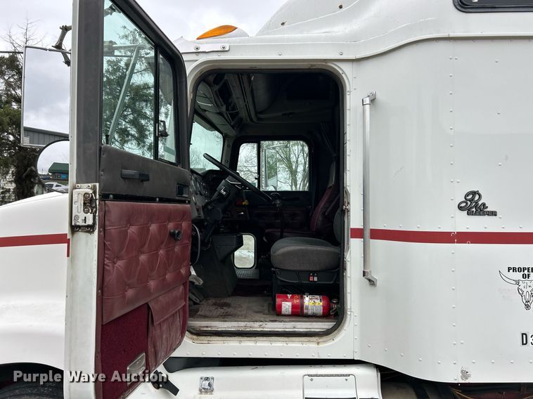 image for item EK2951 1999 International 9200 semi truck