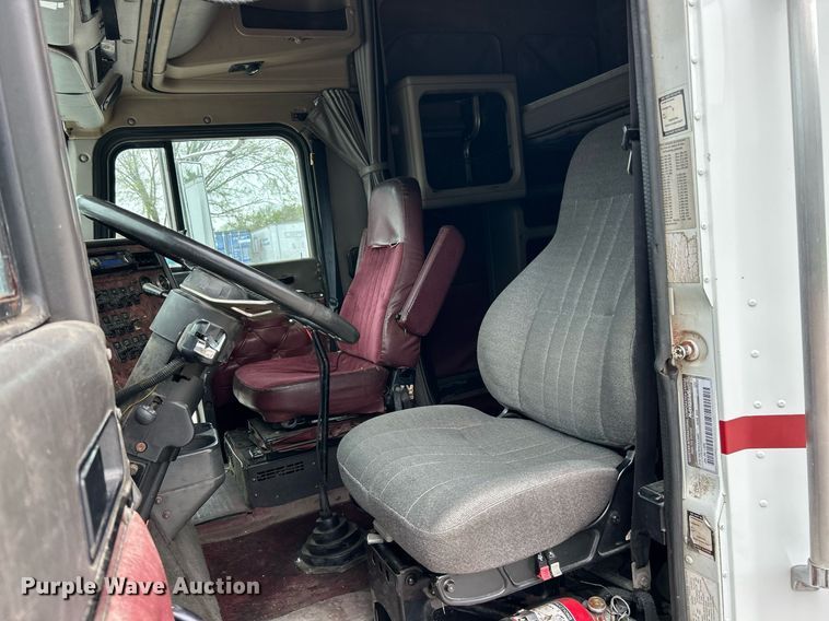 image for item EK2951 1999 International 9200 semi truck