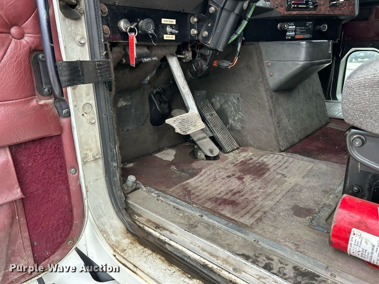 image for item EK2951 1999 International 9200 semi truck