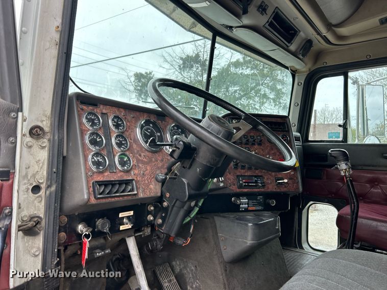 image for item EK2951 1999 International 9200 semi truck