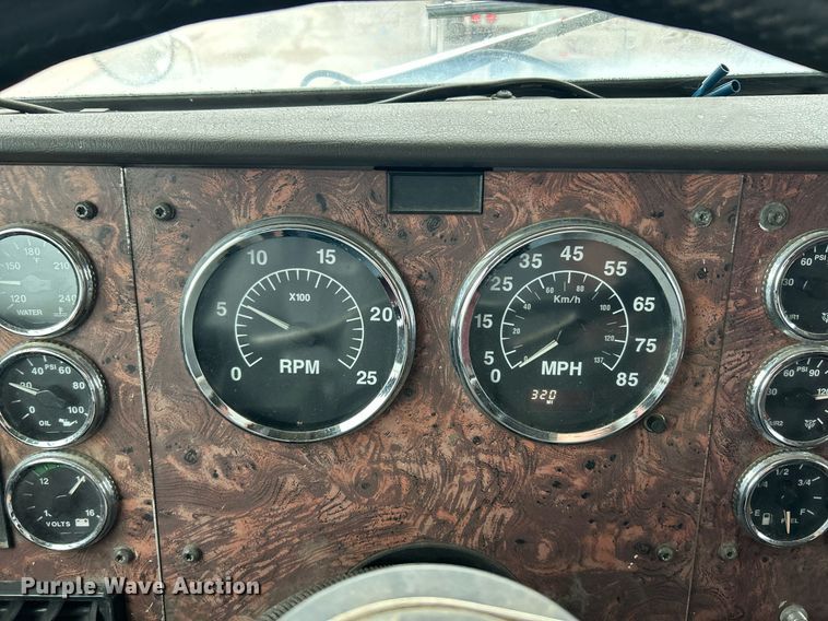 image for item EK2951 1999 International 9200 semi truck