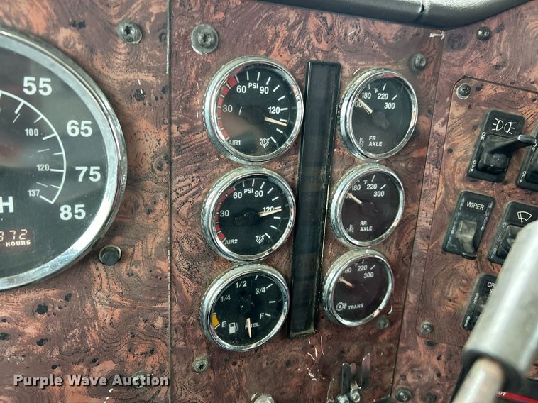 image for item EK2951 1999 International 9200 semi truck