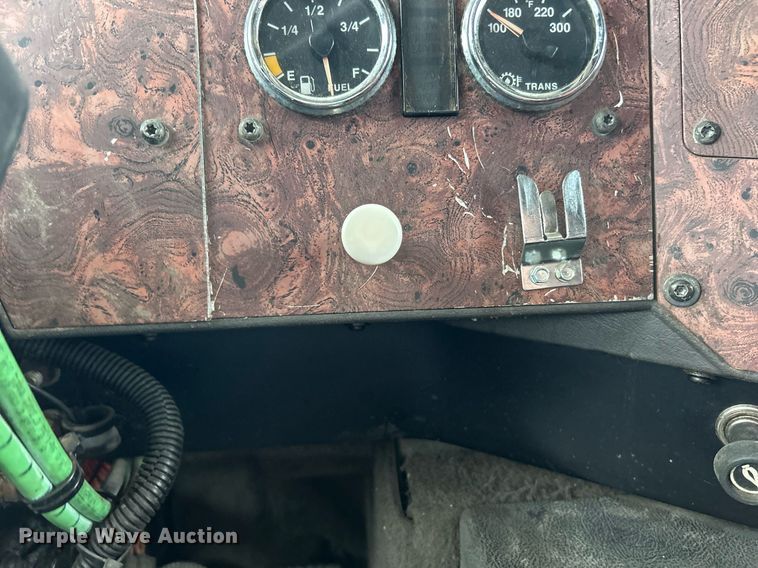 image for item EK2951 1999 International 9200 semi truck