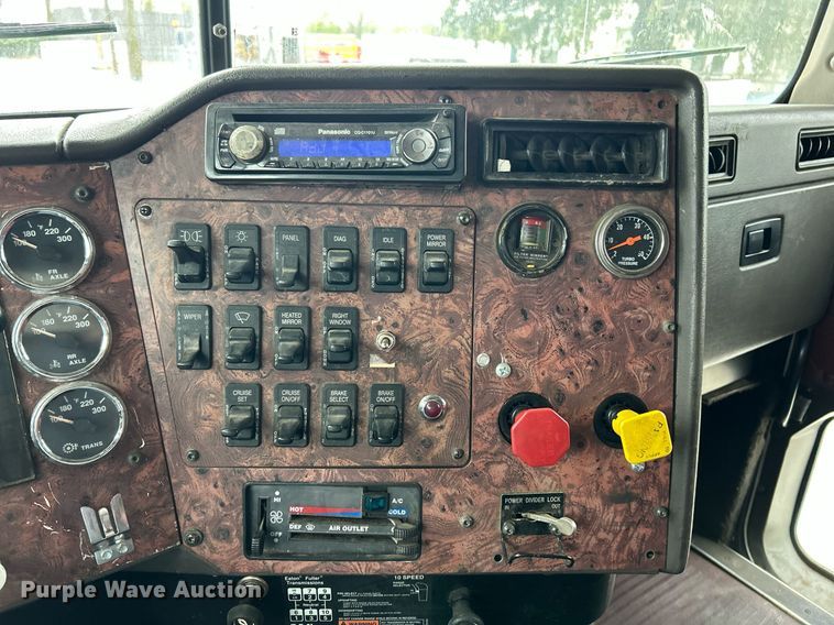 image for item EK2951 1999 International 9200 semi truck