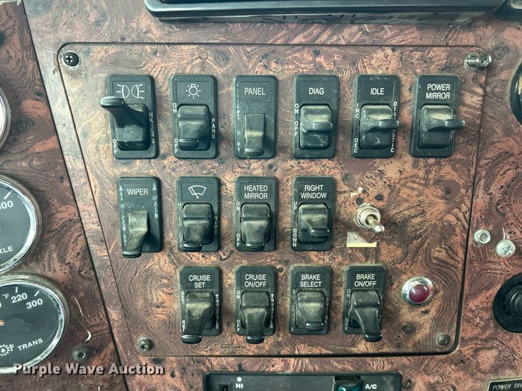 image for item EK2951 1999 International 9200 semi truck