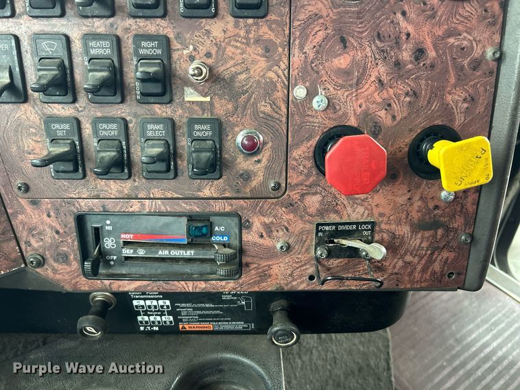 image for item EK2951 1999 International 9200 semi truck