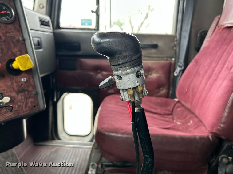 image for item EK2951 1999 International 9200 semi truck