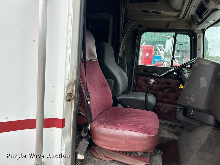 image for item EK2951 1999 International 9200 semi truck