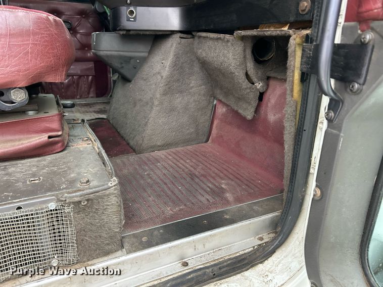 image for item EK2951 1999 International 9200 semi truck