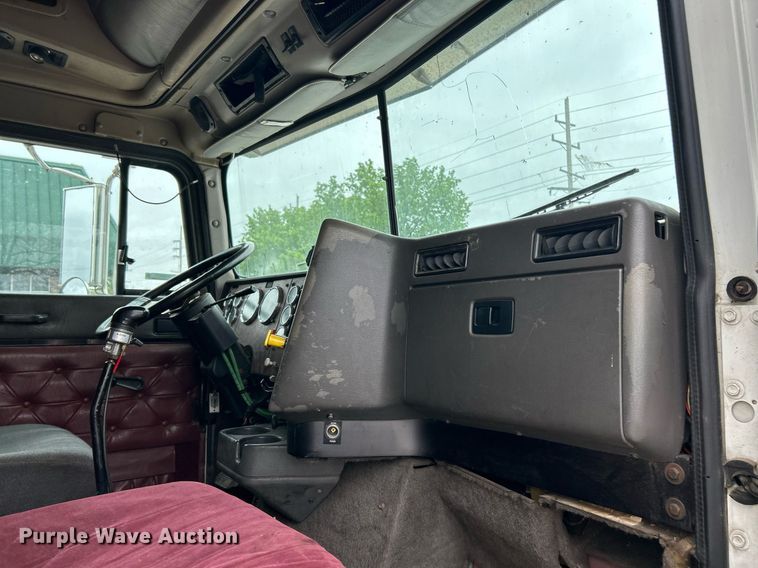 image for item EK2951 1999 International 9200 semi truck