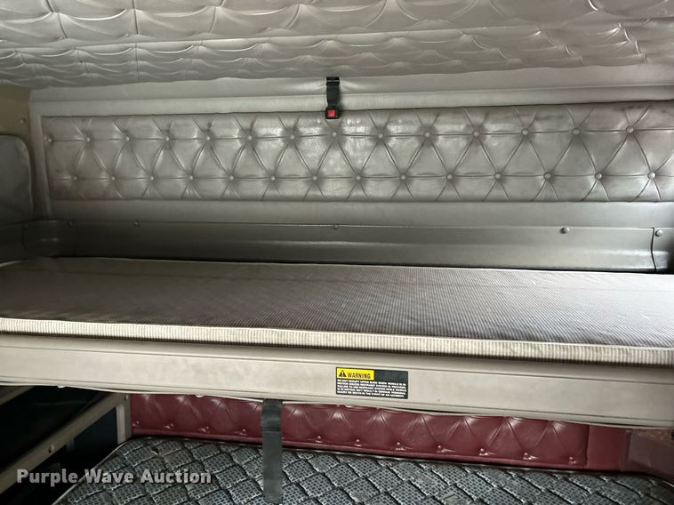 image for item EK2951 1999 International 9200 semi truck