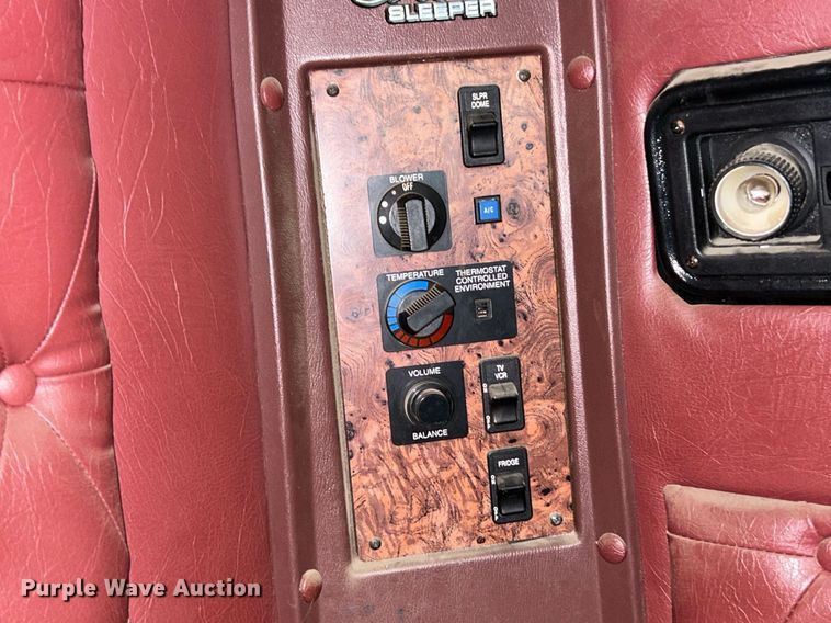 image for item EK2951 1999 International 9200 semi truck