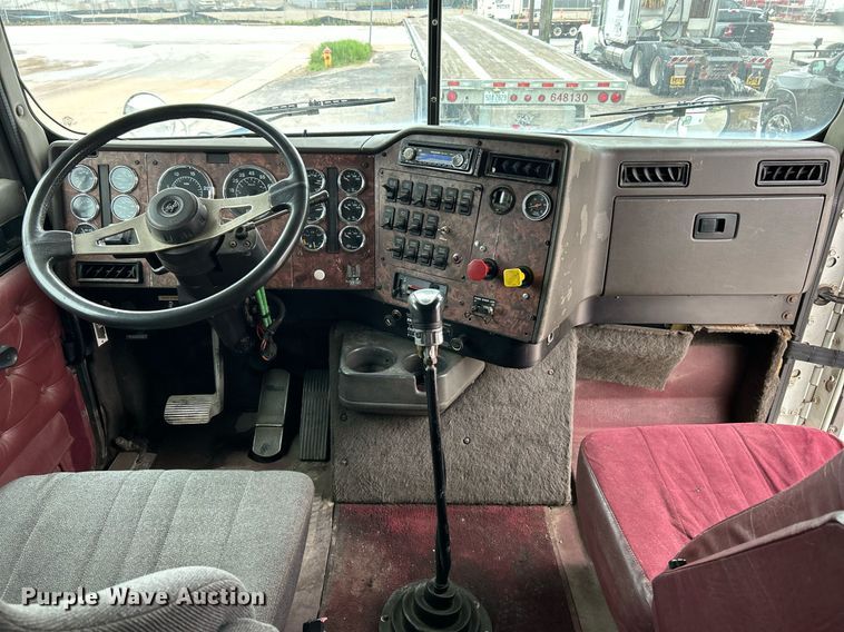 image for item EK2951 1999 International 9200 semi truck