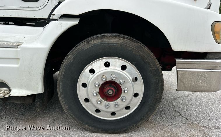 image for item EK2951 1999 International 9200 semi truck