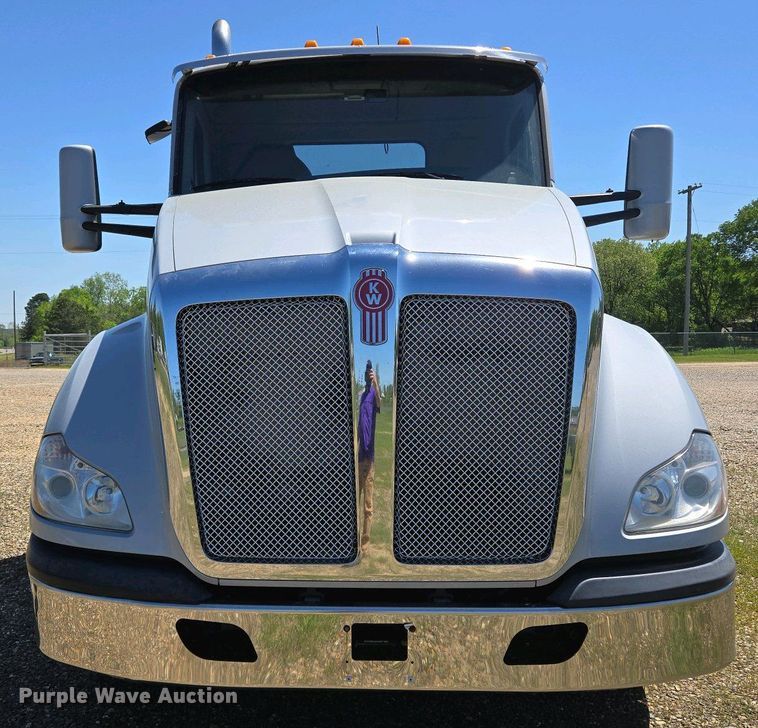 image for item EL2000 2016 Kenworth T680 semi truck