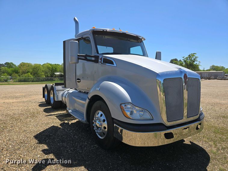 image for item EL2000 2016 Kenworth T680 semi truck
