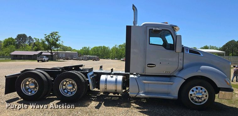 image for item EL2000 2016 Kenworth T680 semi truck