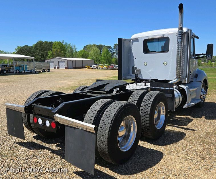 image for item EL2000 2016 Kenworth T680 semi truck
