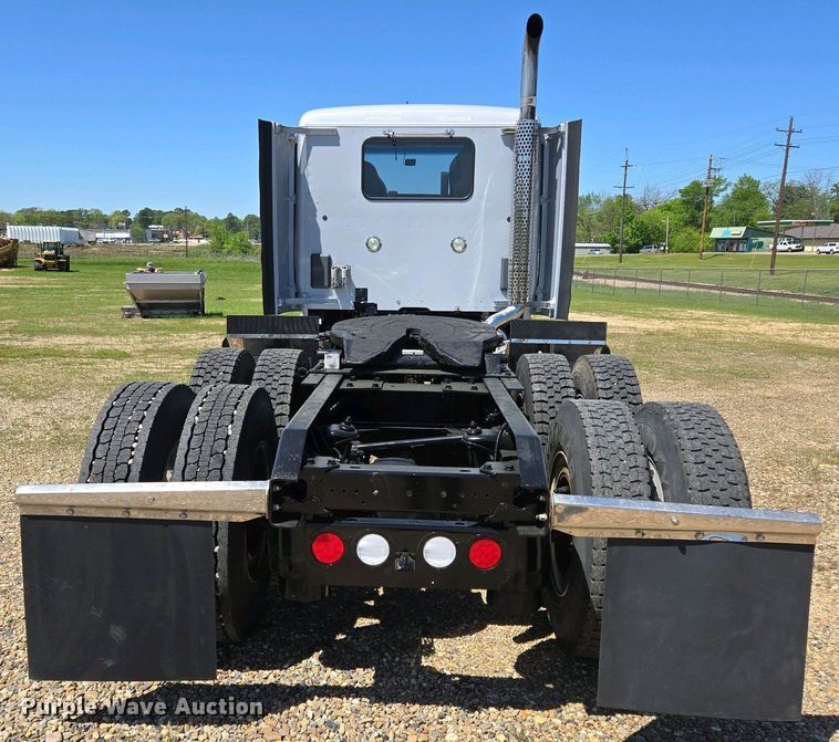 image for item EL2000 2016 Kenworth T680 semi truck