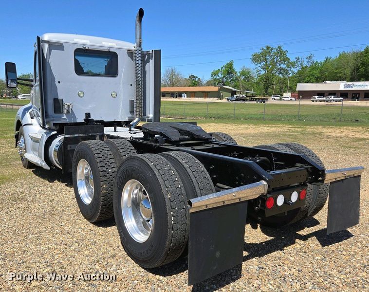 image for item EL2000 2016 Kenworth T680 semi truck