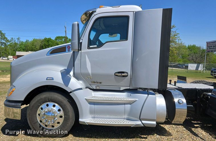 image for item EL2000 2016 Kenworth T680 semi truck