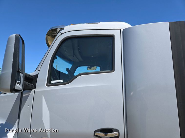 image for item EL2000 2016 Kenworth T680 semi truck