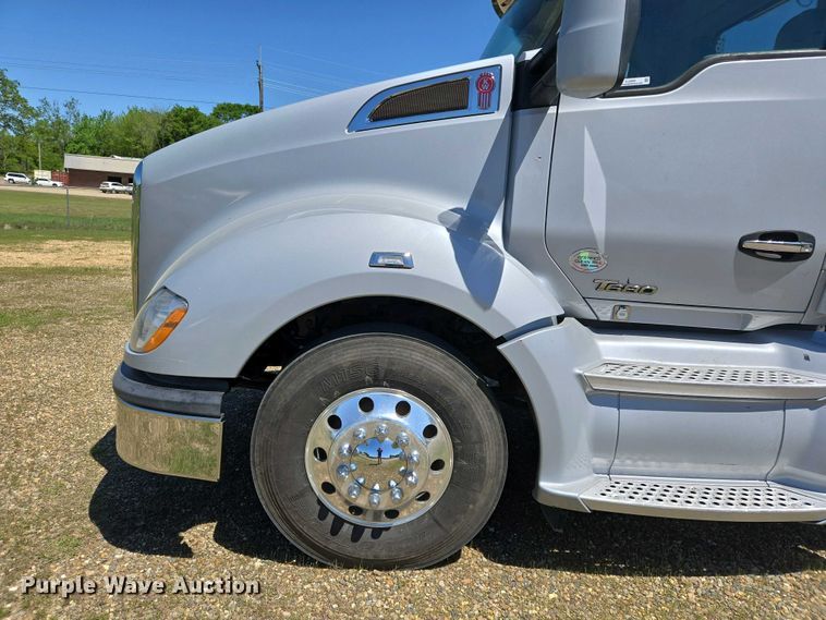 image for item EL2000 2016 Kenworth T680 semi truck