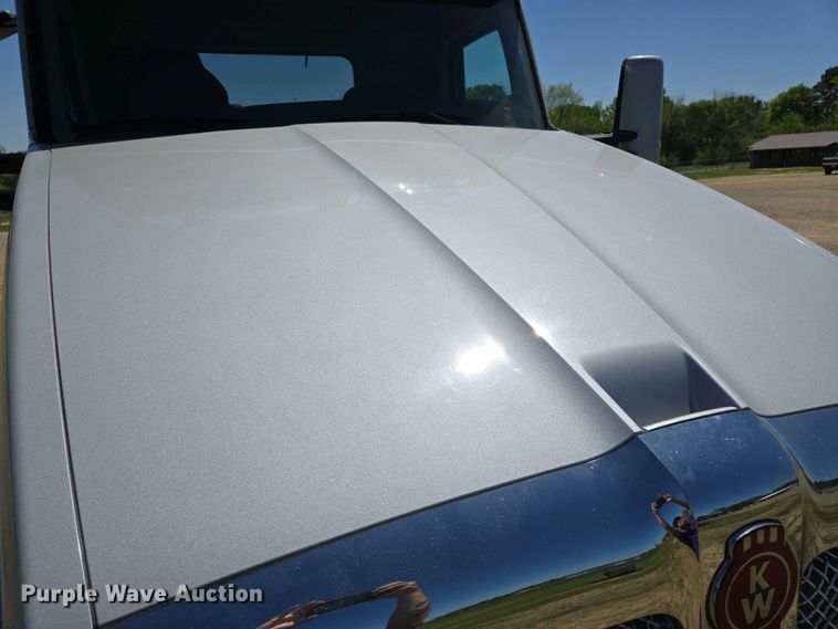 image for item EL2000 2016 Kenworth T680 semi truck