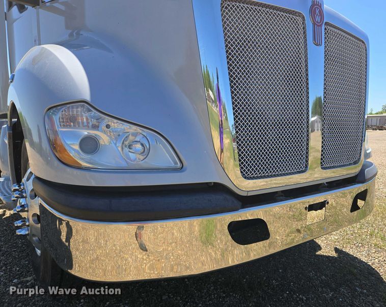 image for item EL2000 2016 Kenworth T680 semi truck