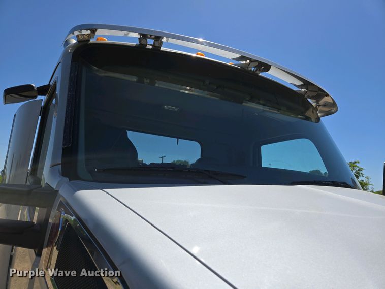 image for item EL2000 2016 Kenworth T680 semi truck