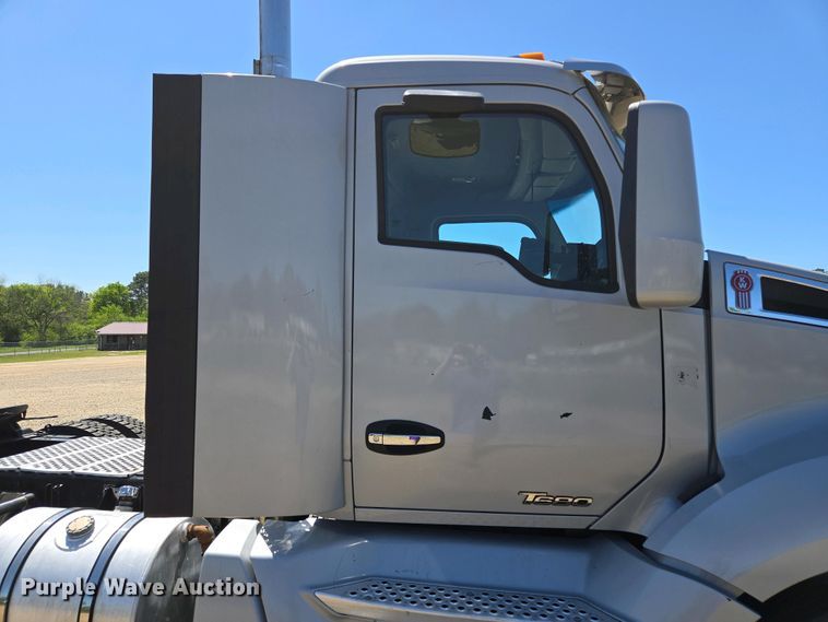 image for item EL2000 2016 Kenworth T680 semi truck