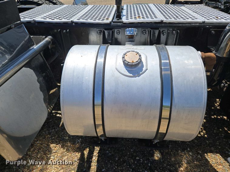 image for item EL2000 2016 Kenworth T680 semi truck