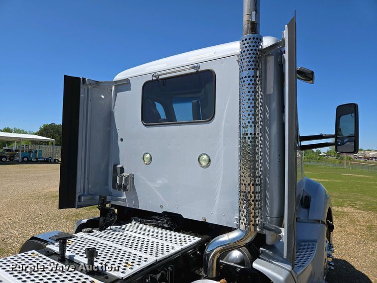 image for item EL2000 2016 Kenworth T680 semi truck