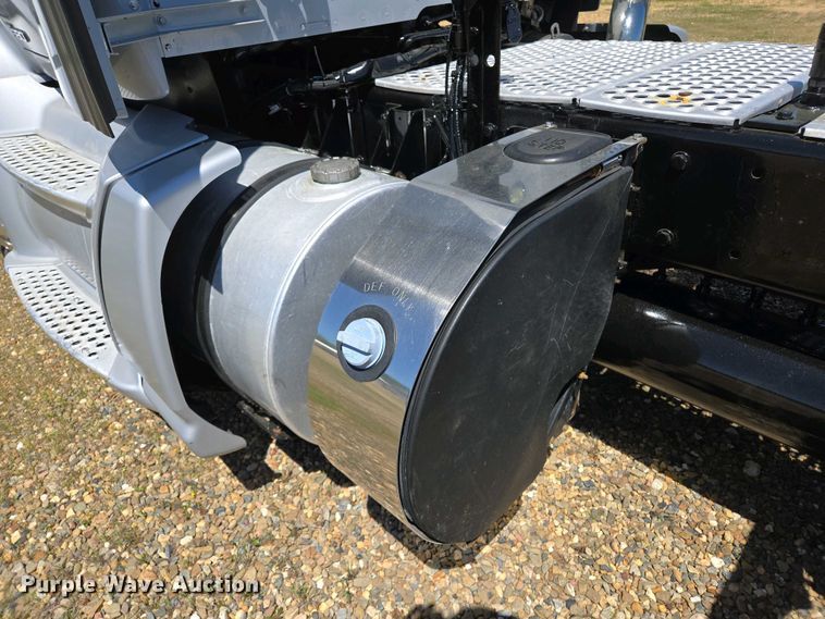 image for item EL2000 2016 Kenworth T680 semi truck