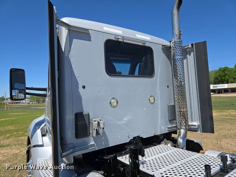 image for item EL2000 2016 Kenworth T680 semi truck